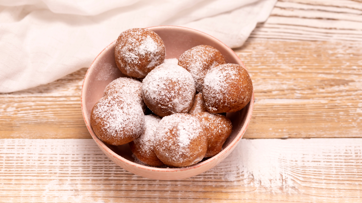 A bowl of powdered Italian donuts.
