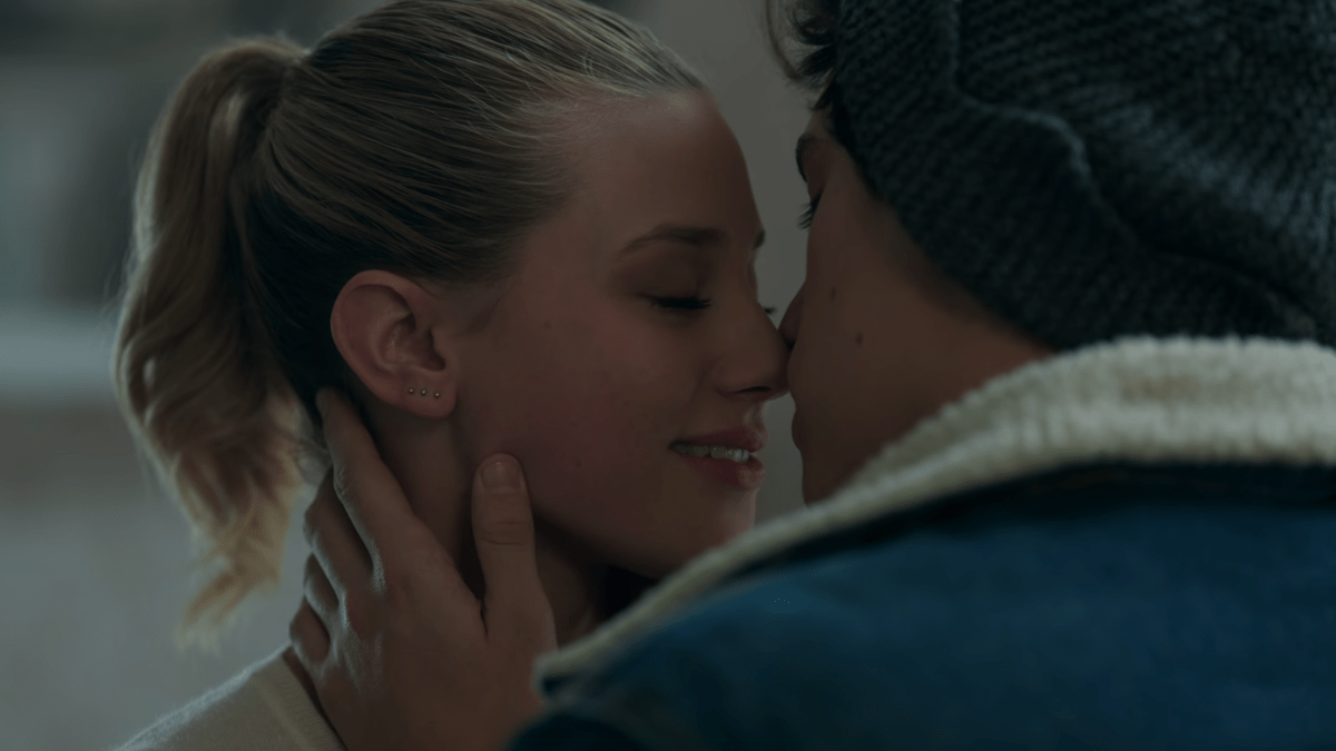 Betty and Jughead kiss