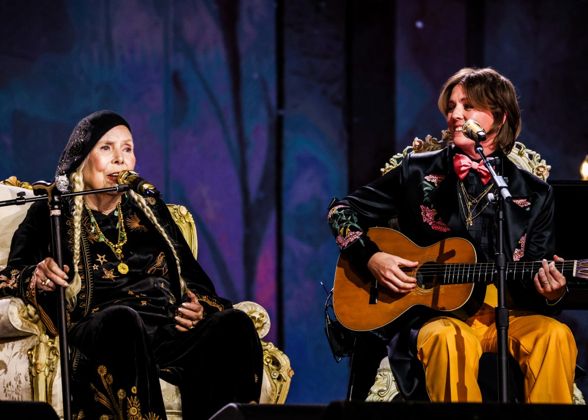 LOS ANGELES, CALIFORNIA - FEBRUARY 04: (L-R) Joni Mitchell and Brandi Carlile perform onstage during the 66th GRAMMY Awards on February 04, 2024 in Los Angeles, California. (Photo by John Shearer/Getty Images for The Recording Academy)