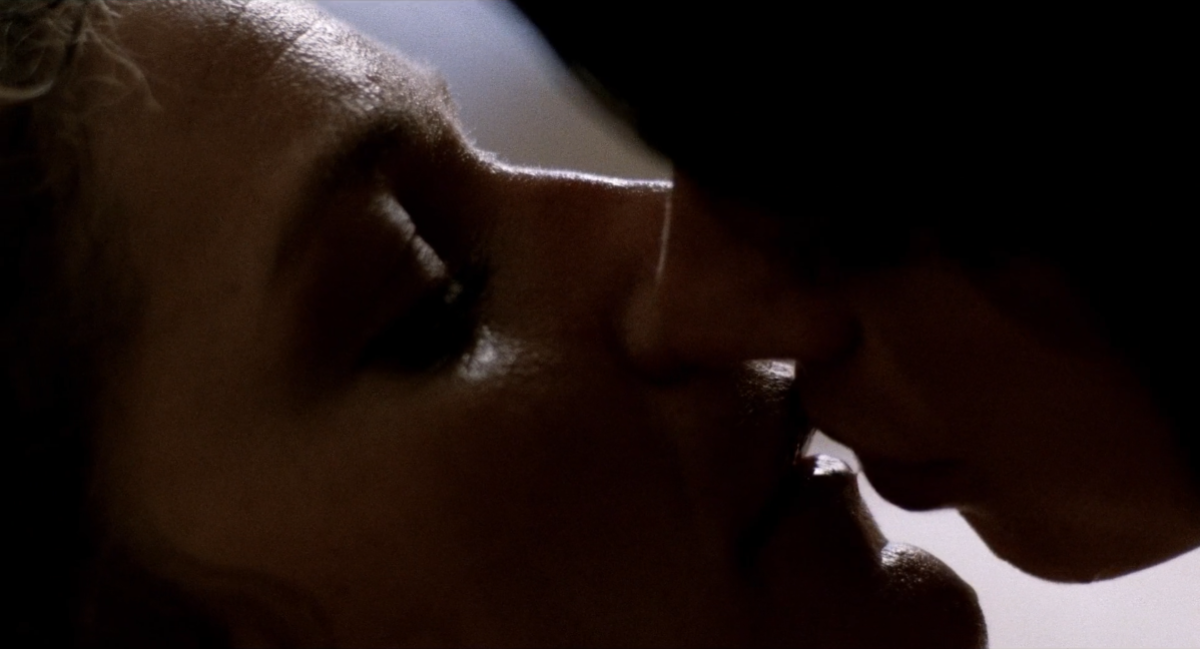 Desert Hearts sex scene: Cay and Vivian kiss in a closeup