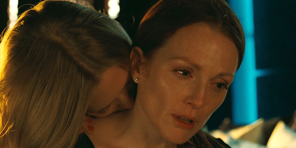 Amanda Seyfried kisses Julianne Moore's neck