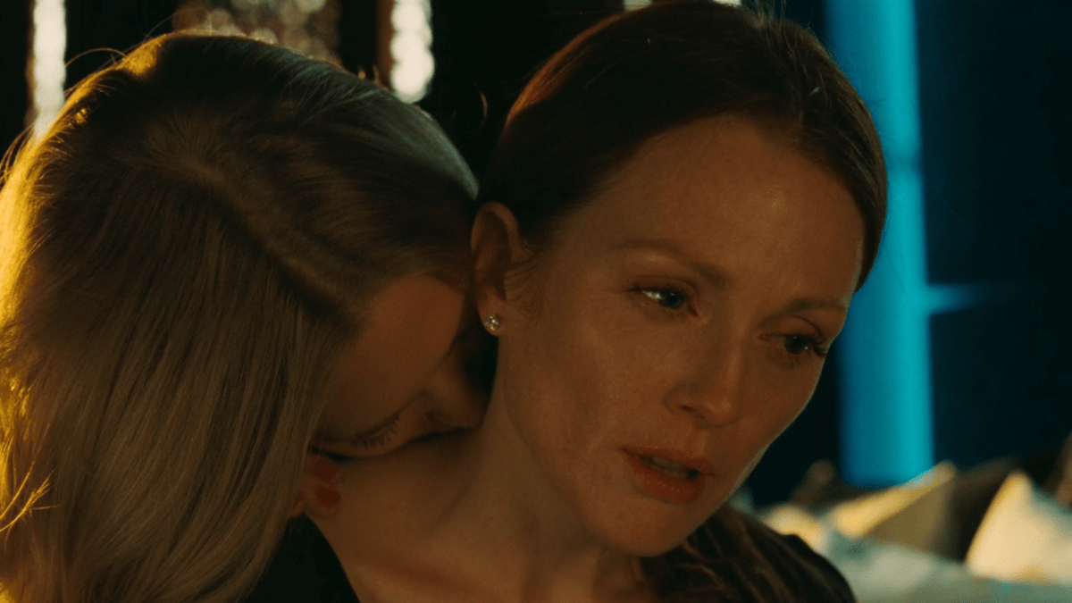 Amanda Seyfried kisses Julianne Moore's neck