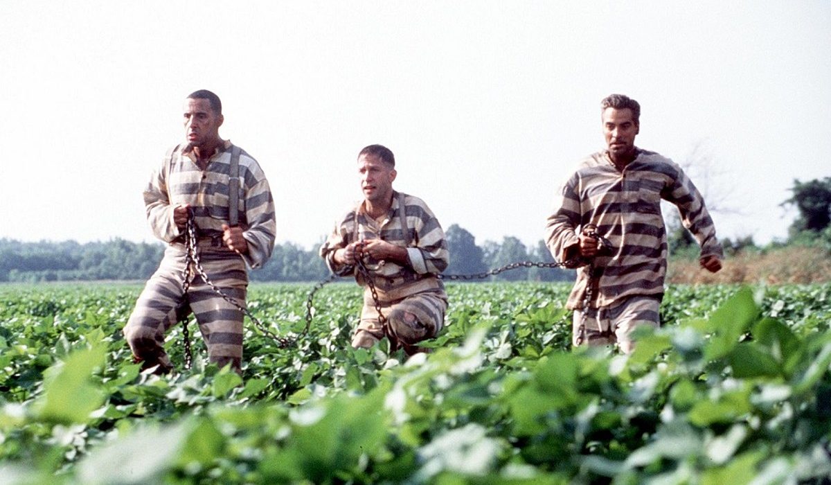 John Turturro, Tim Blake Nelson, and George Clooney run from a chain gang in O Brother, Where Art Thou?