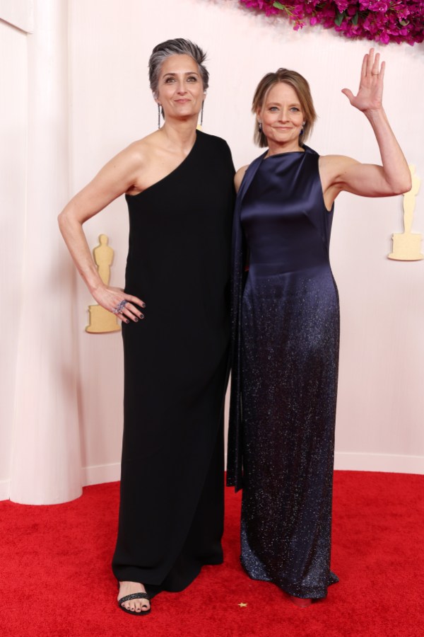 Alexandra Hedison and Jodie Foster attend the 96th Annual Academy Awards on March 10, 2024 in Hollywood, California. (Photo by Kevin Mazur/Getty Images