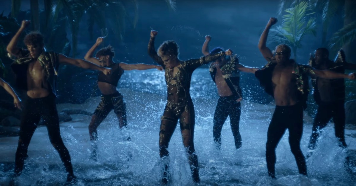 jojo dancing in the water