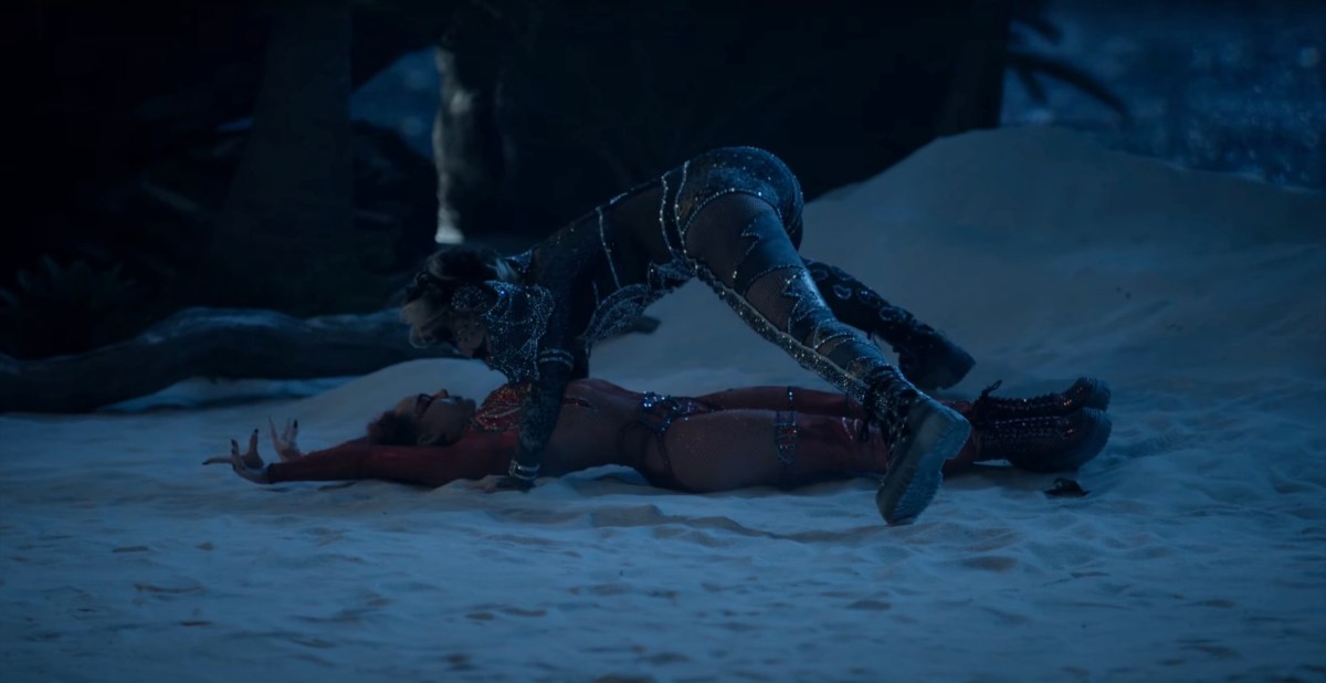 jojo doing pushups