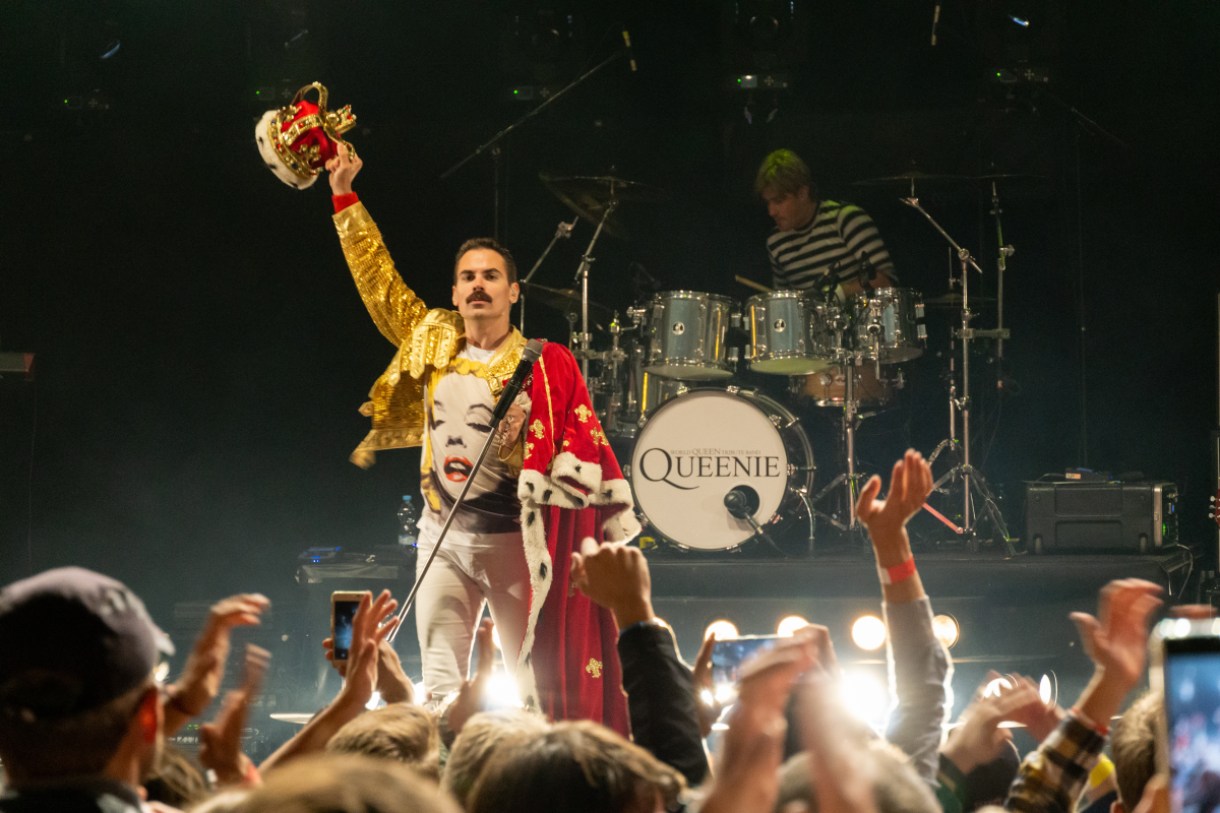 freddie mercury peforming in the czech republic