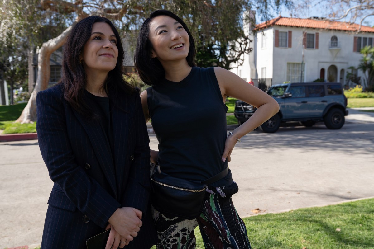 NO GOOD DEED. (L to R) Abbi Jacobson as Leslie and Poppy Liu as Sarah in Episode 101 of No Good Deed. Cr. SAEED ADYANI/Netflix © 2024