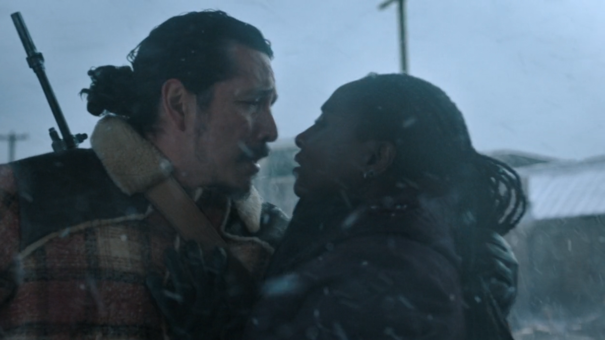 The Last of Us 202-4 Tommy and Maria kiss before the battle