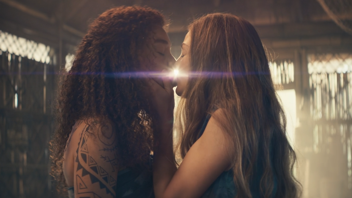 Wheel of Time moiraine and siuan kiss