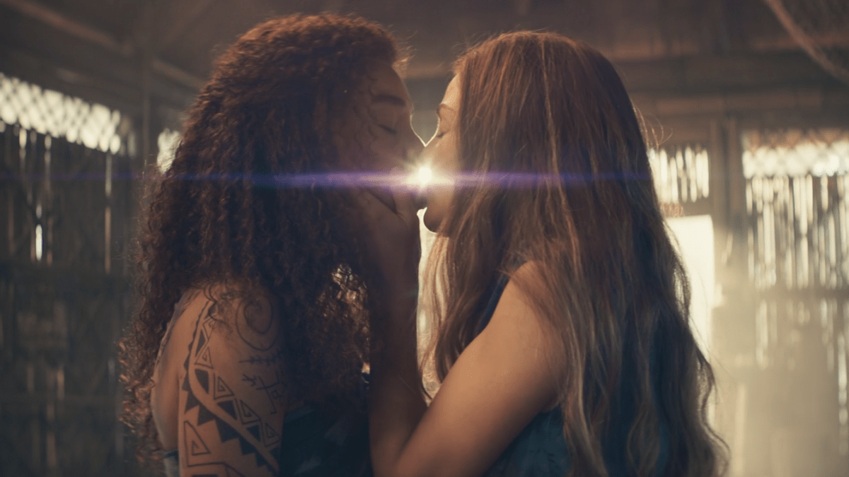 Wheel of Time moiraine and siuan kiss