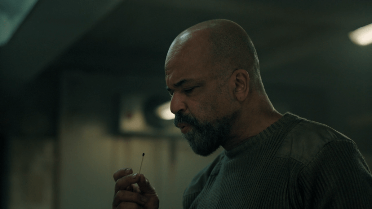 Jeffrey Wright blows out a match in The Last of Us episode 204