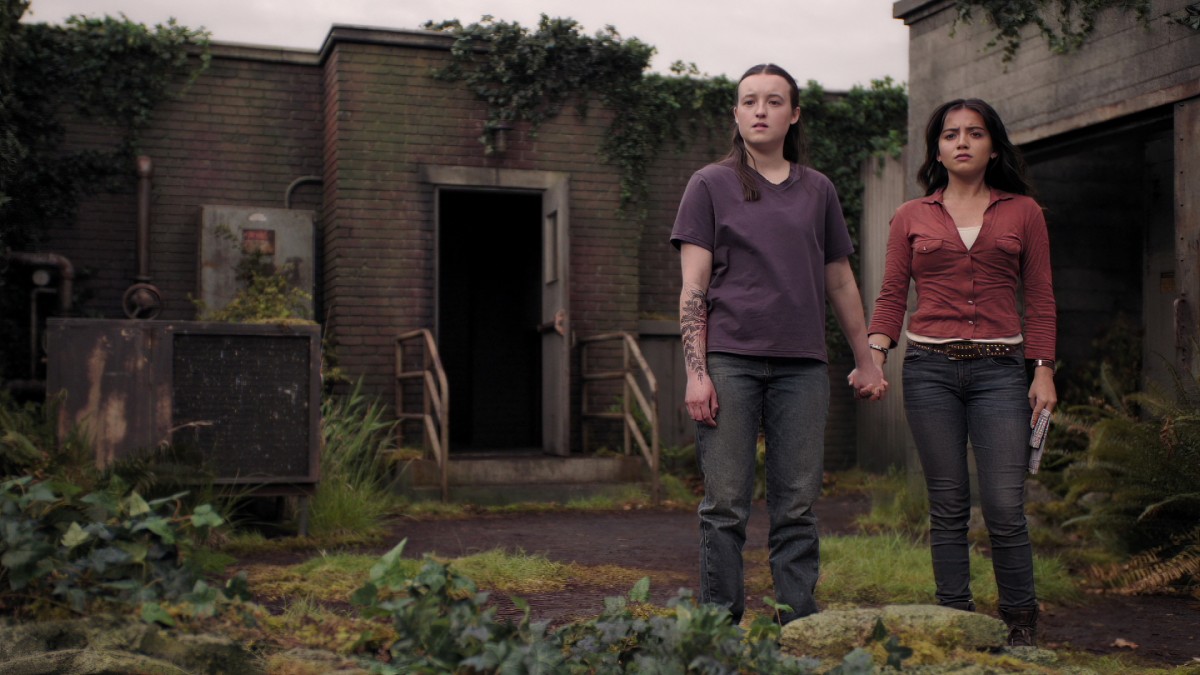 The Last of Us 204: Ellie and Dina stand on a rooftop, holding hands, ready to face what's next together