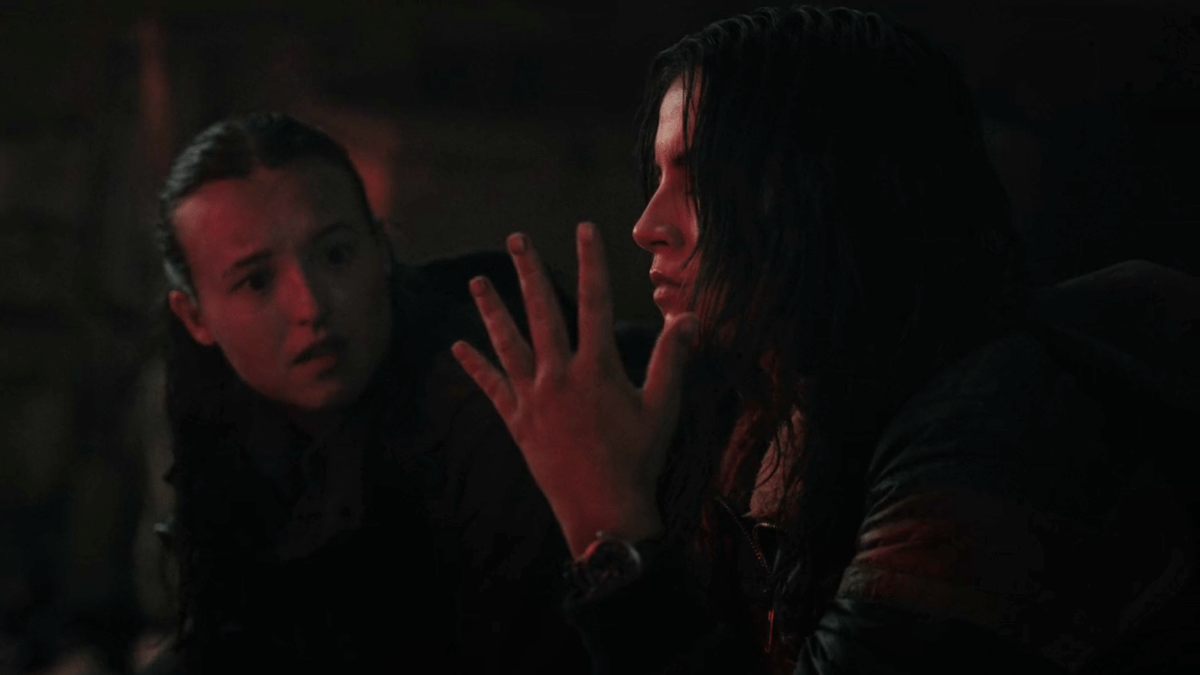 The Last of Us 204: Dina holds up five fingers while counting Infected and Ellie looks horrified