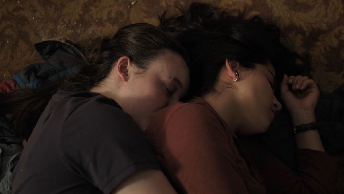 The Last of Us 204: Ellie kisses Dina on her shoulder as they cuddle