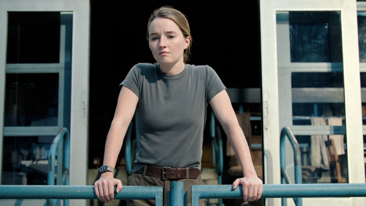 The Last of Us 207 abby stands at a railing looking out over the stadium