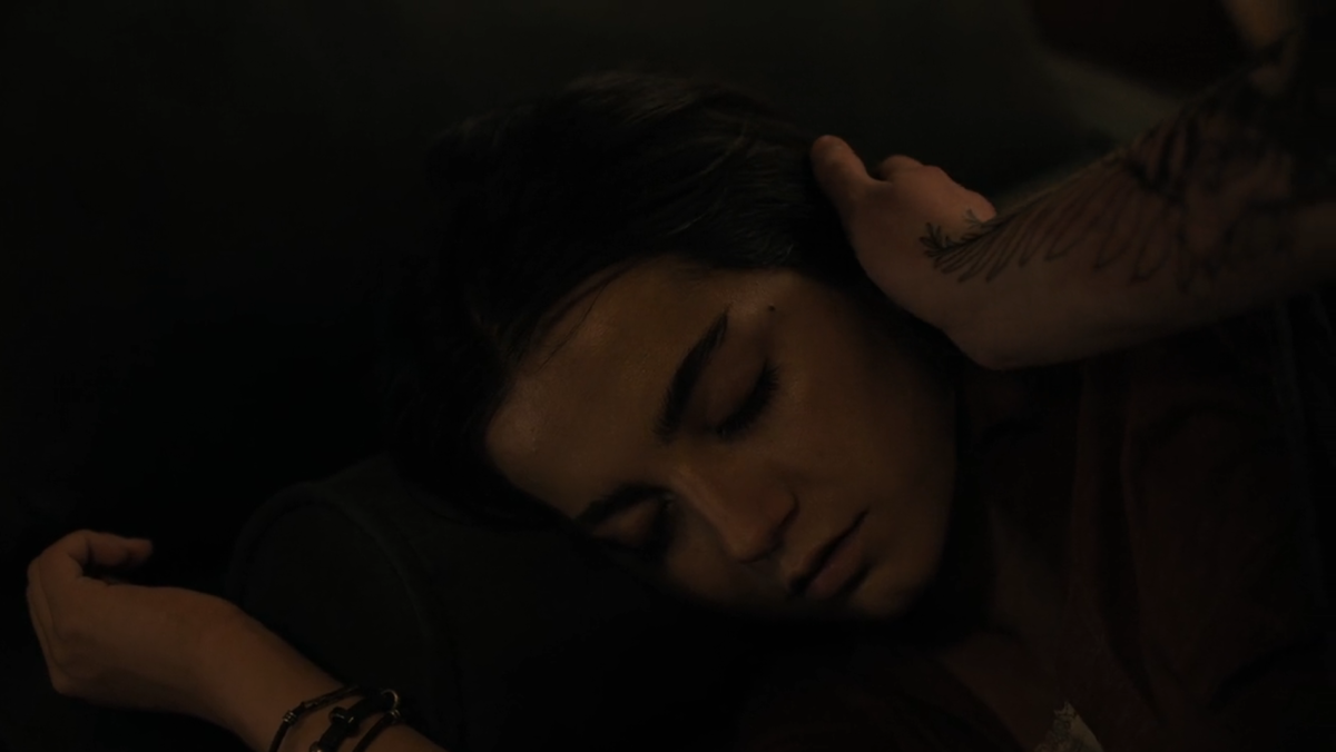 The Last of Us 207: Dina is sleeping and Ellie is caressing her face