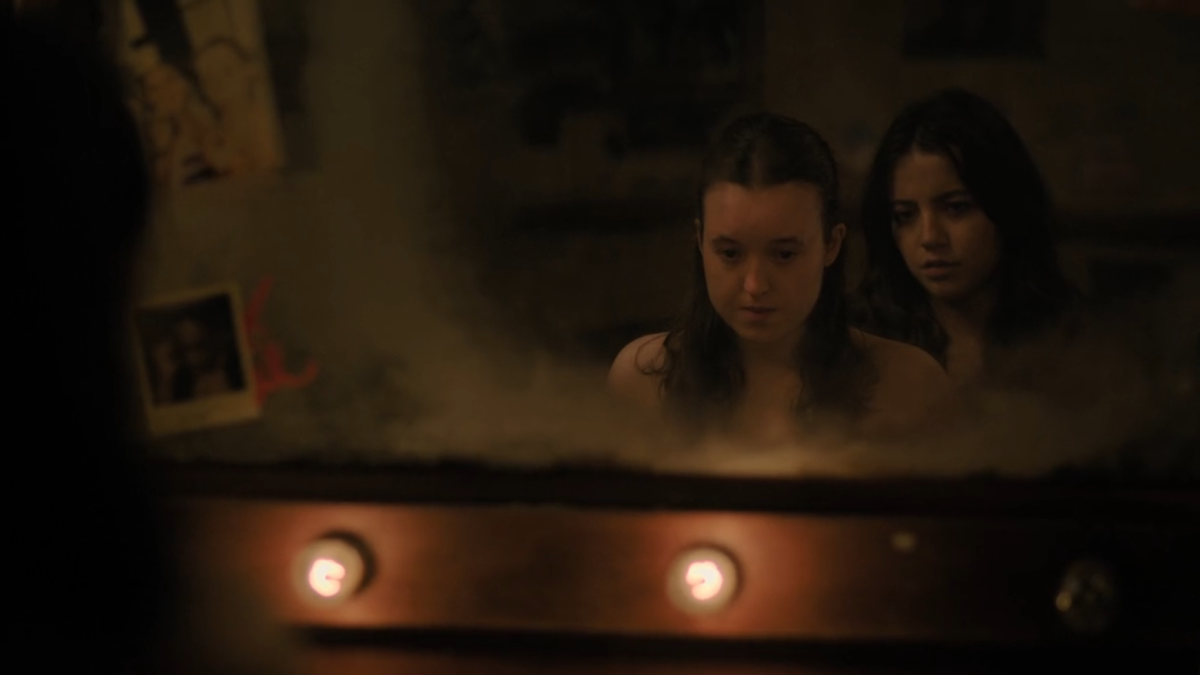 The Last of Us 207: Dina and Ellie in the reflection of the dressing room mirror
