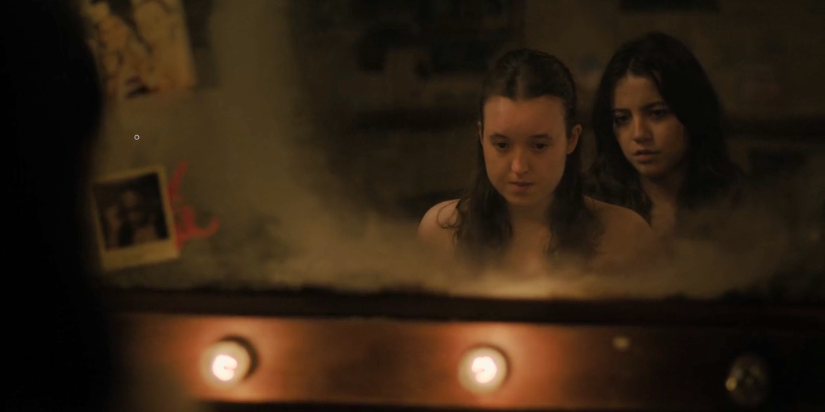 The Last of Us 207: ellie and dina in the reflection of the dressing room mirror