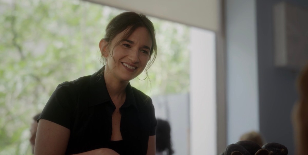 the waitress looking at miranda