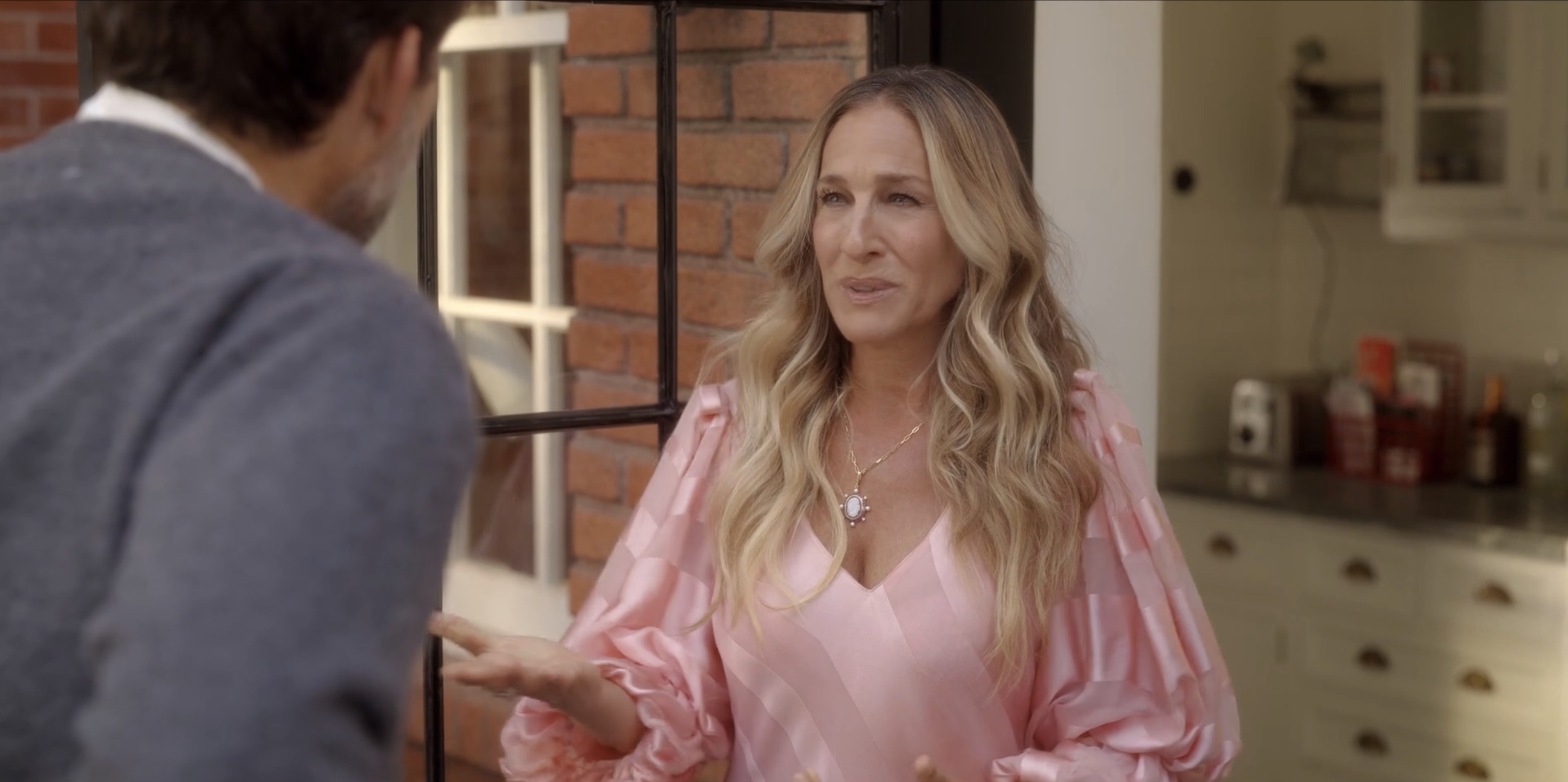 carrie bradshaw opening the door